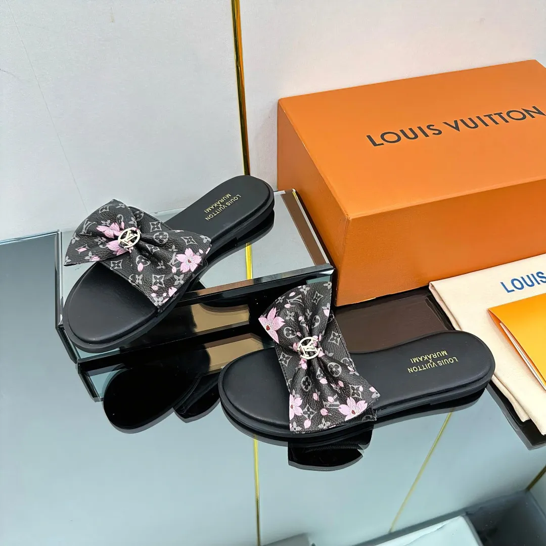 👟👟Ex-factory price 280👟👟 (available all year round) ❥V’s latest popular special material lock it series lock mop, super heavy industry launches! The golden lock on the toe is engraved with the LV letters logo 🔸Number of sizes 34-42) Welcome new and old customers to place orders in the picture above.